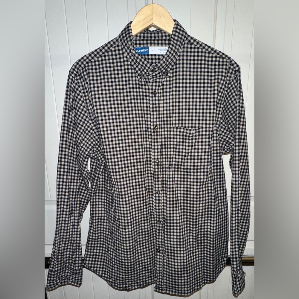 Old Navy everyday shirt, regular fit, size large.